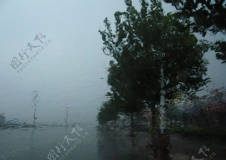雨天车窗外图片