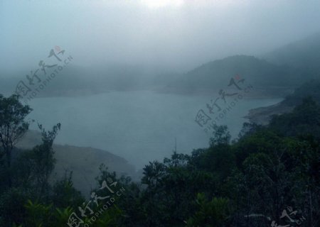 雨后山湖雾图片