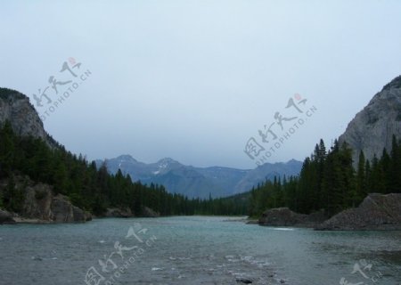 山间河流图片