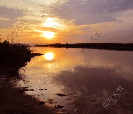 潮夕湖落日图片