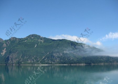 山峰湖泊风光图片