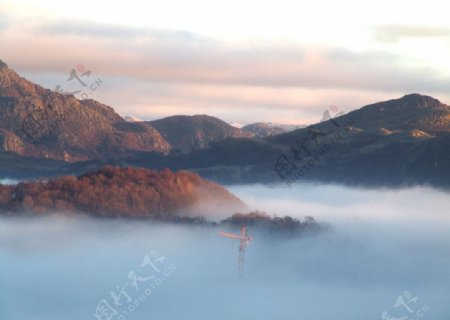云雾缭绕的山区图片