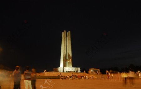 唐山抗震纪念碑夜景图片