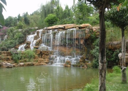 绿水小池瀑布图片