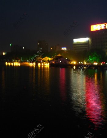 湖面夜色美景图片
