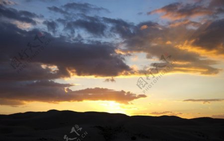 大漠落日图片
