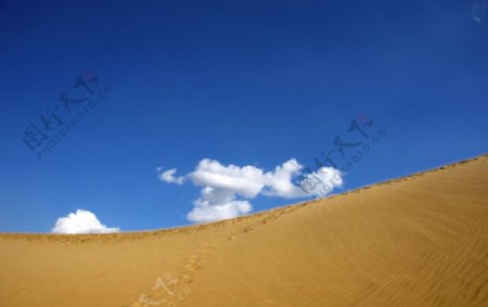 金色的沙漠和蓝天白云图片