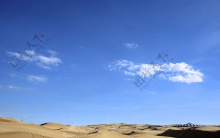 金色的沙漠和蓝天白云素材图片
