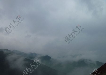 雾中群山图片