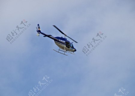 飞行中的直升飞机图片