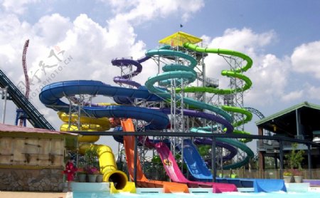 水上乐园滑梯水泳池螺旋高层缤纷多色图片