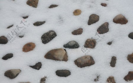 被雪覆盖的鹅卵石图片
