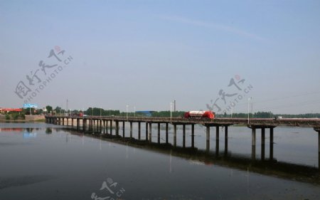 内河的桥图片