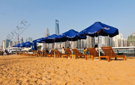 上海十六铺老码头阳光沙滩图片