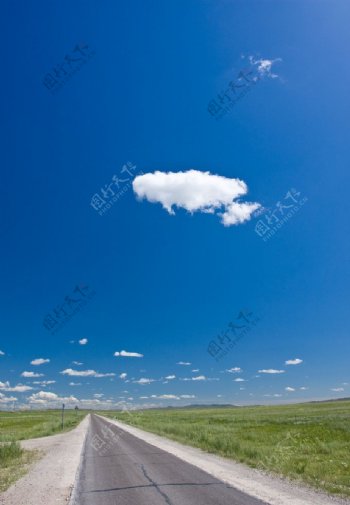 蓝天白云下的马路图片