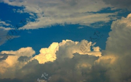 天边美丽神奇的云彩图片