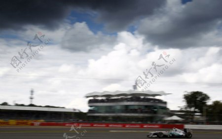 赛车场上的F1赛车图片