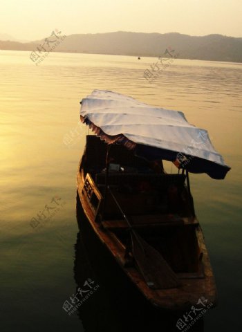 夕阳下西湖游船图片