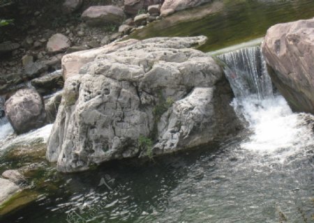 溪水中岩石图片
