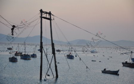 傍晚的渔船图片