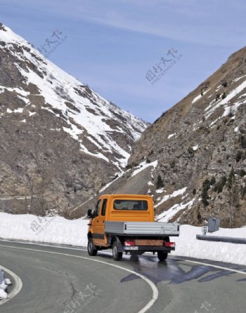 山间小路上的奔驰卡车图片