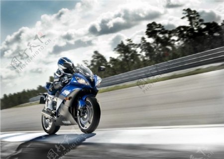 飞速行驶的摩托车图片