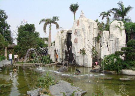 喷泉与假山风景图片