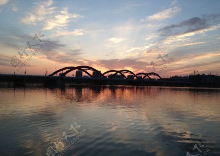 夕阳彩虹桥图片