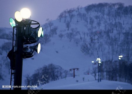 雪山照明滑雪场图片