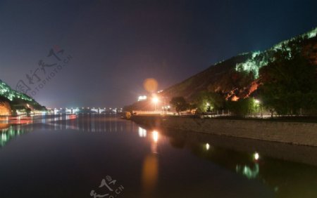 龙门东山石窟夜景图片