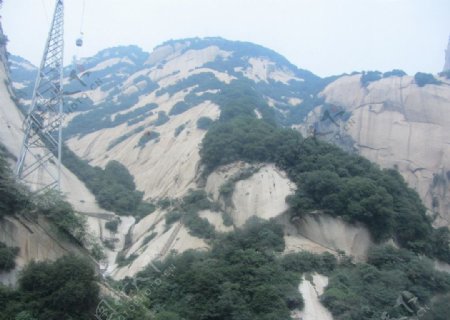 远看华山山涧缆车图片