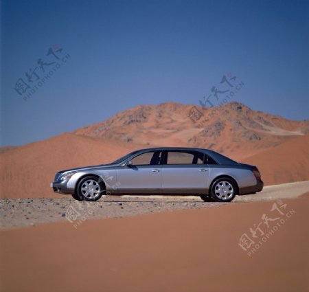 荒漠中的迈巴赫图片