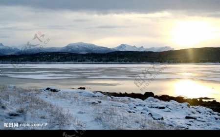 自然风光之雪地日落景图片