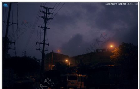 三更暴雨侵袭工业区图片