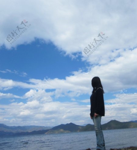 放空泸沽湖侧面图片