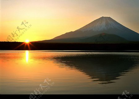 火山旁的落日图片