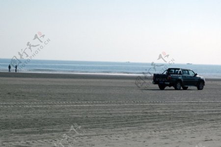 海滩飙车图片