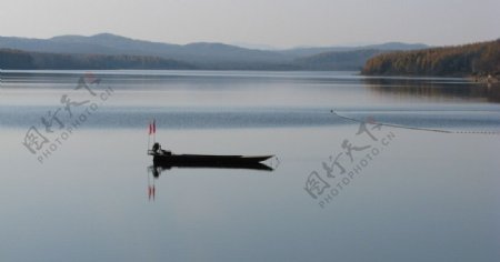 寂静湖面图片