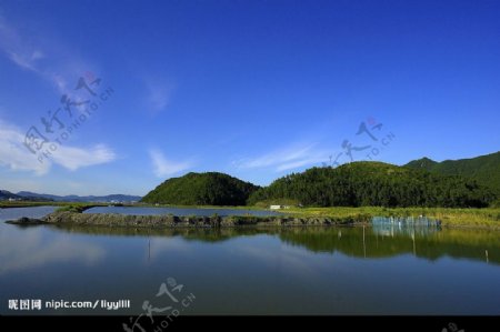 蓝天湖景图片