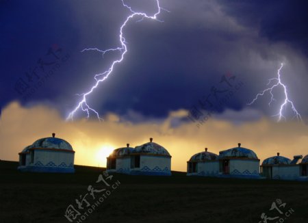 草原上的雷电图片