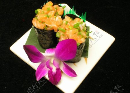 香葱三文鱼寿司图片