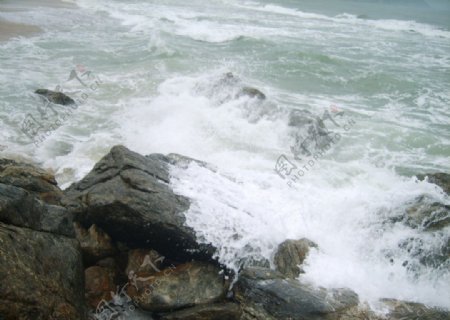 大海岩石海浪图片