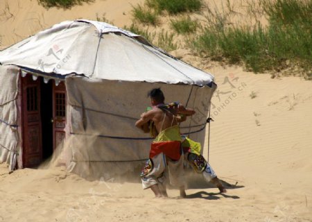 蒙古族居民摔跤图片