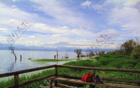 泸沽湖边图片