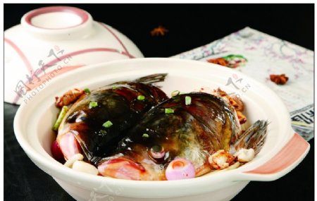 生锔砂锅鱼头图片