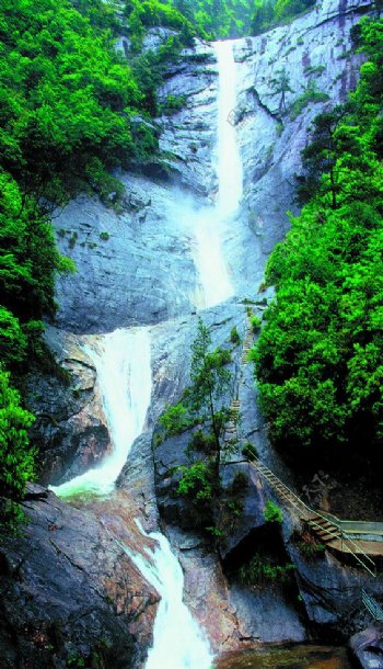 水瀑布风景景点绿树高山悬崖图片