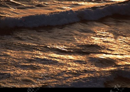 夕阳下海浪图片