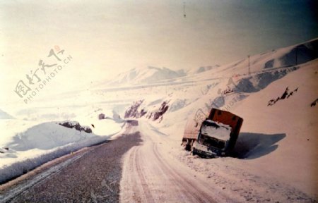 雪地中的奔驰车老照片图片