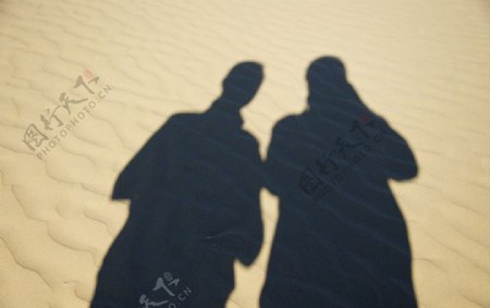 沙漠里的人影图片