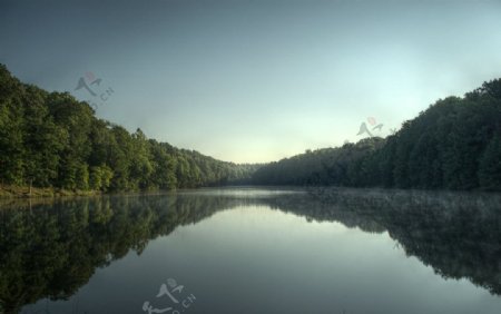 湖在黎明水中倒影图片
